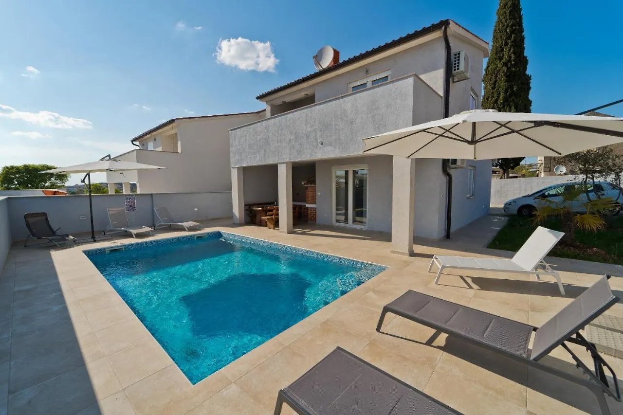 Villa Nal With Private Pool Near PUY